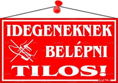Információs tábla, 22,5x12,5 cm, "Idegeneknek belépni tilos!", piros